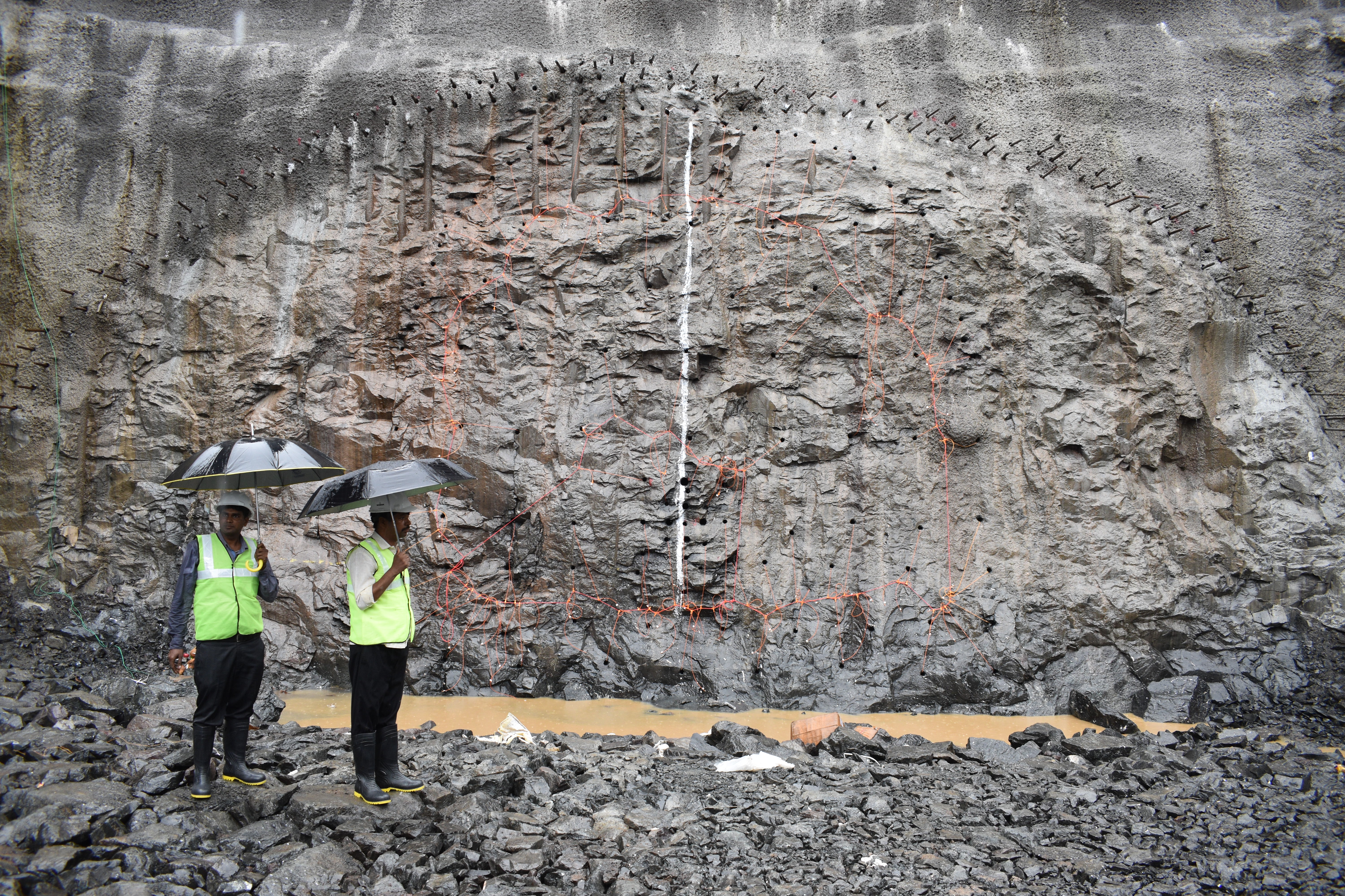 The tunnel width is 17.4m including walkway on both sides, and, has a height of 5.5m