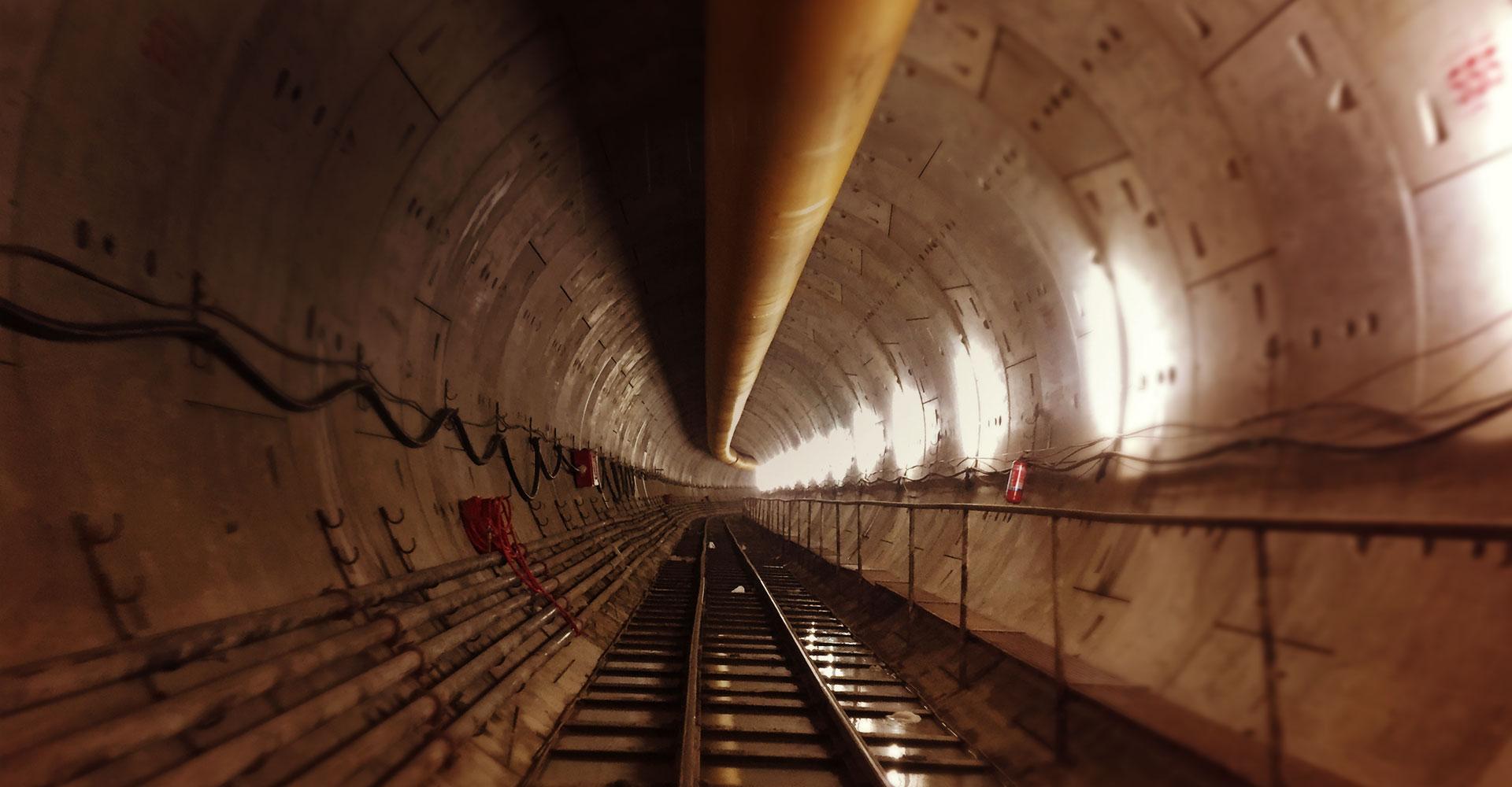 コルカタ、<br>フーグリー川の地下を走る地下鉄トンネル