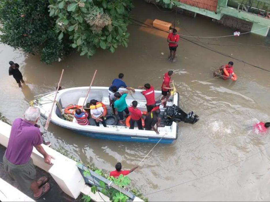 El personal de Afcons ayudó a los varados en las inundaciones de Chennai (2015) a ponerse a salvo.