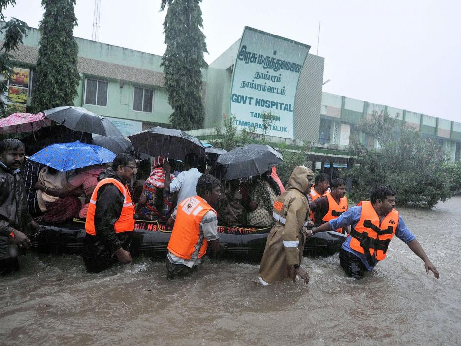 振り続ける雨を乗り越え、2015年11月から12月にかけて起こった洪水におけるチェンナイの人々を助けるAfconians