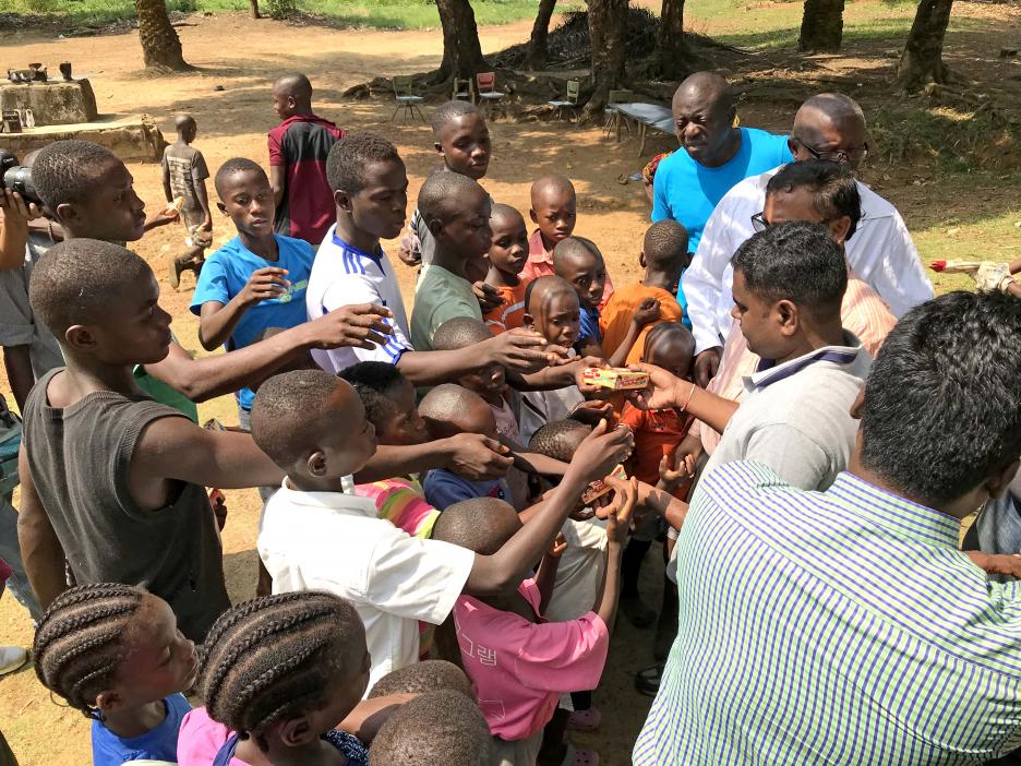 Los afconianos realizan regularmente campañas de donación de alimentos en los sitios de trabajo de África.