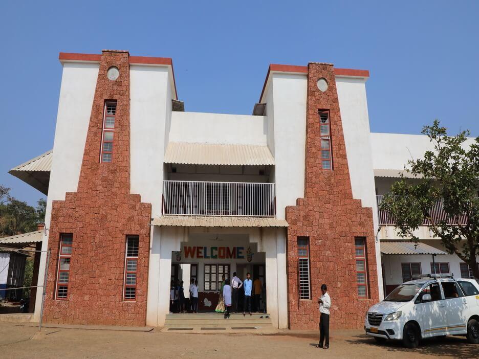 Le bâtiment scolaire rénové de l’ashramshala tribal dans le district de Maharashtras Raigad