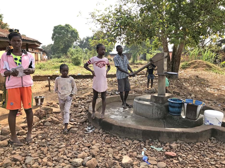 En un intento por brindar agua potable limpia, Afcons instaló bombas manuales para los lugareños.