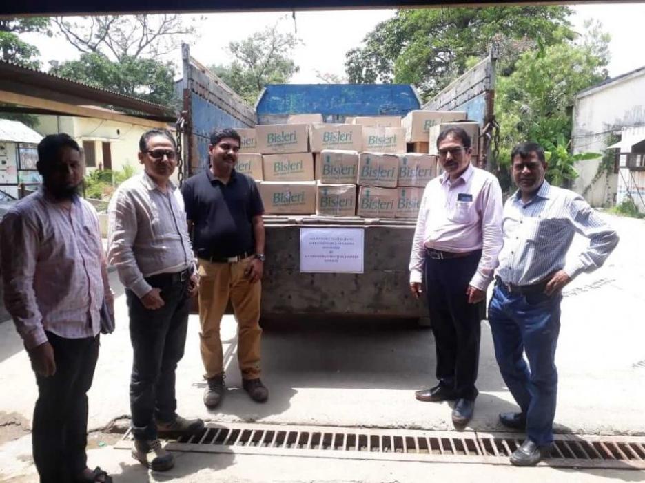 El equipo del sitio de trabajo de Kolkata Metro Rail Corporation (KMRC) (1674) envió productos alimenticios, botellas de agua y linternas solares para ayudar a los afectados en Odisha por el ciclón Fani en 2019.