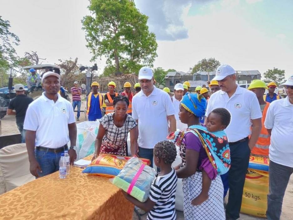 Les Afconiens travaillant sur un projet au Mozambique ont distribué des vêtements et du riz aux personnes touchées par le cyclone Idai en 2019
