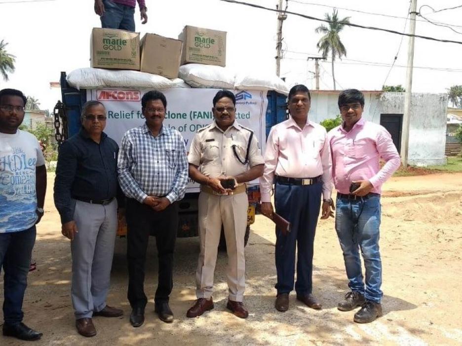 Los afconianos del sitio de trabajo de Gopalpur compartieron un camión con productos alimenticios y otros productos de primera necesidad para ayudar a los afectados por el ciclón Fani en 2019.