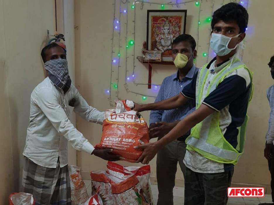 Grocery distribution among poor families in Nagpur