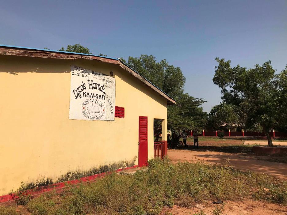 Afconsは、ギニアのカムサールにある公立学校の改修を行い、アプローチロードの建設、学習机の設置、造園などを行いました。また、ガボンの公立学校を改装し、学習机や書籍、雑貨の提供なども行っています。