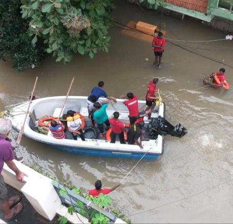 El personal de Afcons ayudó a los varados en las inundaciones de Chennai (2015) a ponerse a salvo.