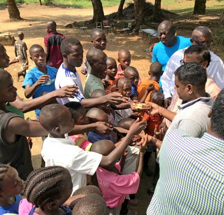 Les Afconiens organisent régulièrement des campagnes de dons de nourriture autour des sites africains