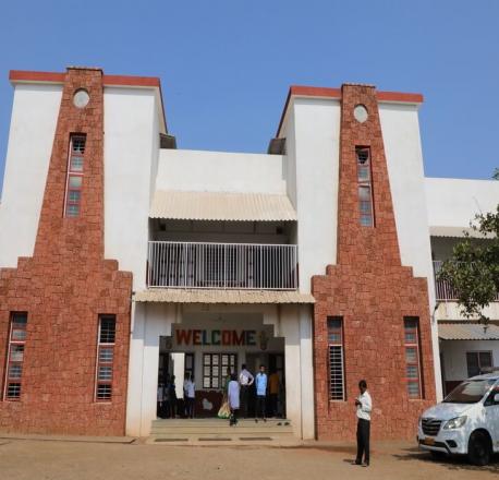 El edificio renovado de la escuela Ashramshala de la tribu en el distrito de Raigad, Maharashtras.