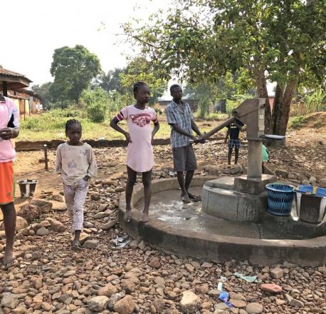 Dans le but de fournir de l’eau potable, Afcons a installé des pompes manuelles pour la population locale