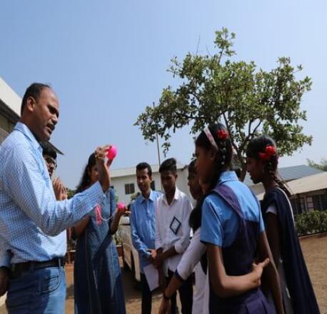 Les Afconiens collaborent avec les étudiants de l’ashramshala tribal dans le cadre d’un programme de volontariat