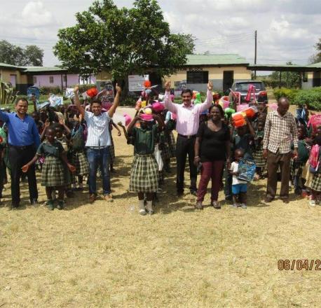 L’équipe zambienne a distribué des cartables, des articles de papeterie, des kits de repas, des bouteilles d’eau et des confiseries à la Human Service Trust School de Lusaka.