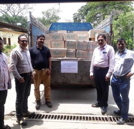 L’équipe du site du KMRC (1674) a envoyé de la nourriture, des bouteilles d’eau et des lanternes solaires pour aider les personnes en détresse à Odisha suite au cyclone Fani en 2019
