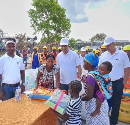 モザンビークのアフコニアンが、2019年に発生したサイクロン「イダイ」で被災した人々に、衣類と米を配布するプロジェクト