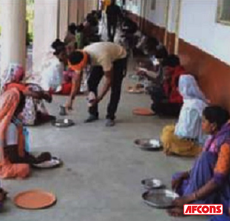 Meals provided to families stranded in temporary shelters at Wardha, Nagpur