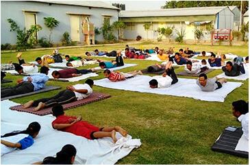 Sesión de yoga al aire libre en uno de los sitios de trabajo de Afcons.